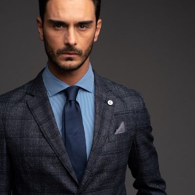 Uomo che indossa camicia, cravatta e giacca elegante